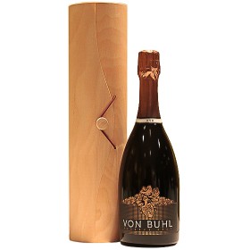 Wein & Holzrolle - Reichsrat von Buhl Reserve empfiehlt Wein & Holzrolle - Deutscher Prickler im Champagnerkleid für den Preis von 22,90€ Wein & Holzrolle - Reichsrat von Buhl Reserve empfiehlt Wein & Holzrolle - Deutscher Prickler im Champagnerkleid für den Preis von 22,90€